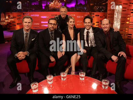 Will Ferrell, Steve Carell, Graham Norton, Christina Applegate, Paul Rudd und David Koechner während der Dreharbeiten zur Silvester Graham Norton Show in den London Studios, Süd-London, die am Dienstagabend auf BBC One ausgestrahlt werden. Stockfoto