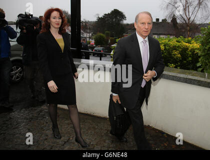 Dr. Richard Haass und Harvard Professor Meghan O'Sullivan kommen im Stormont Hotel in Belfast an. Es wird erwartet, dass in Nordirland die endgültigen politischen Verhandlungen über das Treibhaus beginnen werden, um im letzten Graben eine Einigung über strittige Fragen zu erzielen, die vom Friedensprozess übrig geblieben sind. Stockfoto