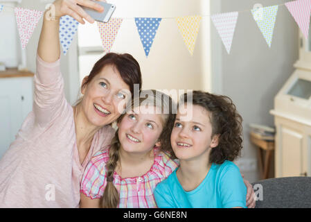 Glückliche Mutter und Töchter nehmen ein Selbstporträt Stockfoto