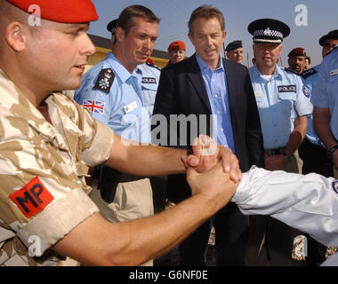 Der britische Premierminister Tony Blair trifft auf die Ausbildung des Irakers zum Polizisten, als er in Basra zu einem überraschenden Besuch britischer Soldaten im Irak eintrifft. 21/04/04: Blair traf einige der 24 britischen Polizisten, die dort arbeiteten, um ihre irakischen Kollegen während seines Neujahrsbesuches in der Region auszubilden. Der offizielle Sprecher von Blair sagte heute Morgen: „die heutigen Angriffe verdeutlichen die Natur des Terrorismus, dem wir im Irak gegenüberstehen.“ Stockfoto