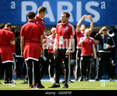 Wales' Gareth Bale (Mitte) und Torhüter Wayne Hennessey (Mitte links) überprüfen Sie die Tonhöhe im Parc de Princes, Paris. Stockfoto