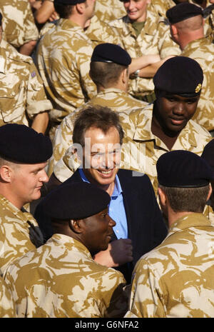 Der britische Premierminister Tony Blair trifft sich mit Truppen, als er in Basra zu einem überraschenden Besuch britischer Soldaten im Irak eintrifft. Stockfoto