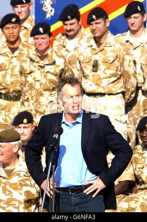 Der britische Premierminister Tony Blair wendet sich bei seiner Ankunft in Basra an die Truppen, um britische Soldaten im Irak zu einem überraschenden Besuch zu besuchen. Blair sagte den Truppen: Es ist mir eine große Ehre, heute hier zu sein. Das erste, was ich sagen möchte, ist ein großes Dankeschön für die Arbeit, die Sie hier tun. 17/10/04: Die Regierung stand vor Forderungen der Opposition nach einer Unterhaus-Erklärung über Pläne zur Entsendung britischer Truppen zur Unterstützung der Amerikaner in Bagdad. Blair wurde gewarnt, dass die britischen Streitkräfte im Irak einer gefährlichen Gegenreaktion gegenüberstehen könnten, wenn die US-Versuche, die aufständische Hochburg Falludscha zu erobern, mit Massenblutvergießen endeten. Stockfoto