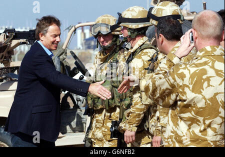 Der britische Premierminister Tony Blair trifft sich mit Truppen, als er in Basra zu einem überraschenden Besuch britischer Soldaten im Irak eintrifft. Stockfoto