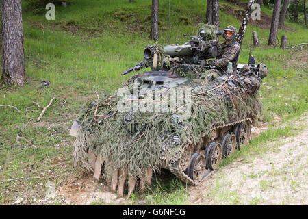 Deutsche Bundeswehr Soldat der 4. Fallschirmjäger-Kompanie, 31. Fallschirmjäger-Regiment in ein Wiesel gepanzerte Weapons Carrier mit einem montierten TOW Raketenwerfer während Swift Antwort 16 Übung auf dem Truppenübungsplatz Hohenfels 21. Juni 2016 in Hohenfels, Deutschland. SWIFT Antwort 16 umfasst mehr als 5.000 Soldaten und Piloten aus Belgien, Frankreich, Deutschland, Großbritannien, Italien, den Niederlanden, Polen, Portugal, Spanien und den Vereinigten Staaten. Stockfoto