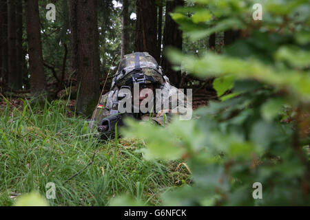 Deutsche Bundeswehr Soldat der 4. Fallschirmjäger-Kompanie, 31. Fallschirmjäger-Regiment während einer Simulation abgesessene Patrouille im Swift Antwort 16 Übung auf dem Truppenübungsplatz Hohenfels 21. Juni 2016 in Hohenfels, Deutschland. SWIFT Antwort 16 umfasst mehr als 5.000 Soldaten und Piloten aus Belgien, Frankreich, Deutschland, Großbritannien, Italien, den Niederlanden, Polen, Portugal, Spanien und den Vereinigten Staaten. Stockfoto