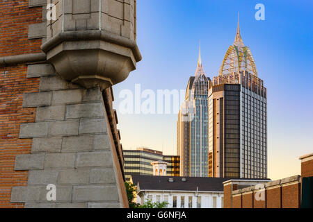 Mobile, Alabama, USA Skyline mit historischen Fort Conde. Stockfoto