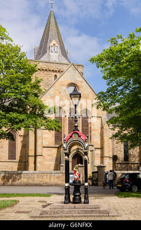 Dornoch Kathedrale aus dem 13. Jahrhundert und Cherub Brunnen. Royal Burgh von Dornoch, Sutherland, Highland, Schottland, UK, Großbritannien Stockfoto