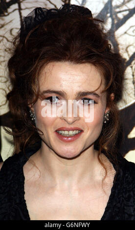 Die Schauspielerin Helena Bonham Carter kommt bei der britischen Gala-Premiere ihres neuesten Films Big Fish im Warner Village, Leicester Square, im Zentrum von London. Stockfoto