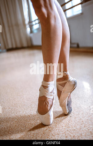 Die close-up Füße der jungen Ballerina in Spitzenschuhen Stockfoto