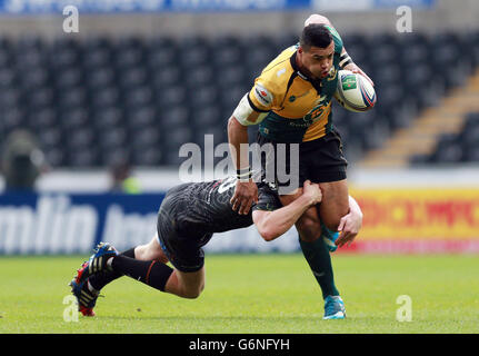 Rugby Union - Heineken Cup - Pool One - Ospreys gegen Northampton Saints - Liberty Stadium. Luther Burrell von Northampton wird von Ospreys Dan Biggar während des Heineken Cup, Pool One, im Liberty Stadium, Swansea, angegangen. Stockfoto