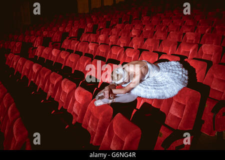 Ballerina im leeren Saal Theater sitzen Stockfoto