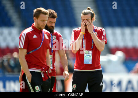 Wales' Gareth Bale (rechts) reagiert, wie das Team die Tonhöhe im Parc de Princes, Paris zu inspizieren. Stockfoto