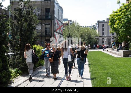 Besucher genießen die High Line Park, New York Stockfoto