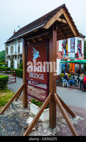 Pegasus Bridge Café,, Benouville, Normandie, Frankreich - Das erste Haus am D-Day, 6. Juni 1944, befreit zu werden. Stockfoto