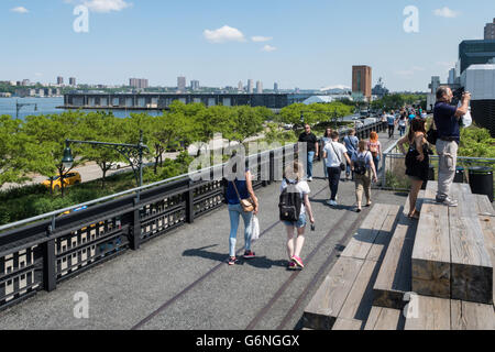 Besucher genießen die High Line Park, New York Stockfoto