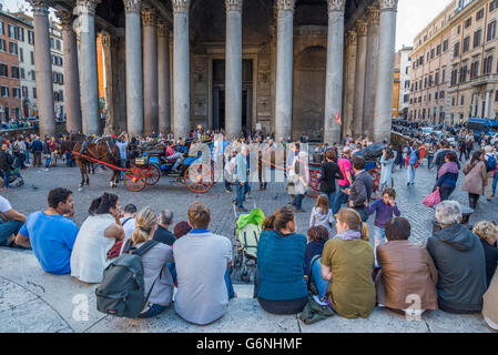 Touristen vor Pantheon, Piazza della Rotonda, Rom Stockfoto