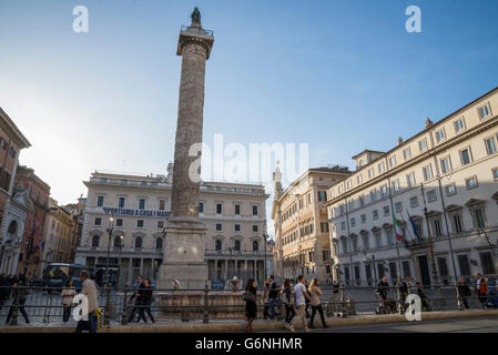 Piazza Colonna von Via del Corso gesehen Stockfoto