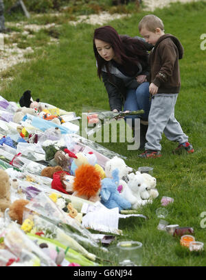 Tribute werden auf der Fähre Gait Crescent in Edinburgh, in der Nähe des Hauses von Mikaeel Kular, nachdem ein Kind in Kirkcaldy entdeckt wurde, von der Polizei auf der Suche nach dem vermissten dreijährigen. Stockfoto