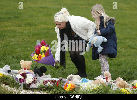 Tribute werden auf der Fähre Gait Crescent in Edinburgh, in der Nähe des Hauses von Mikaeel Kular, nachdem ein Kind in Kirkcaldy entdeckt wurde, von der Polizei auf der Suche nach dem vermissten dreijährigen. Stockfoto