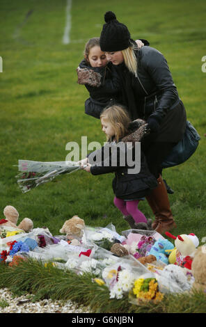 Tribute werden auf der Fähre Gait Crescent in Edinburgh, in der Nähe des Hauses von Mikaeel Kular, nachdem ein Kind in Kirkcaldy entdeckt wurde, von der Polizei auf der Suche nach dem vermissten dreijährigen. Stockfoto