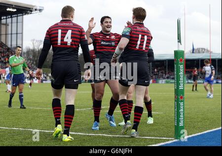 Saracens' David Strettle (rechts) feiert seinen dritten Versuch mit den Teamkollegen Chris Ashton (links) und Brad Barritt (Mitte) von Saracens während des Heineken Cup, Poolmatches 3 in Barnett Copthall, London. Stockfoto