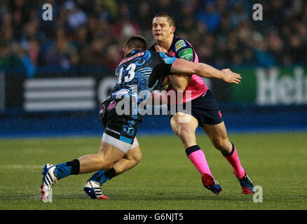 Rugby Union - Heineken Cup - Pool 2 - Cardiff Blues / Exeter Chiefs - Cardiff Arms Park. Lloyd Williams von Cardiff wird von Exeter's Sam Hill während des Heineken Cup, Pool Two Spiels im Cardiff Arms Park, Cardiff, angegangen. Stockfoto