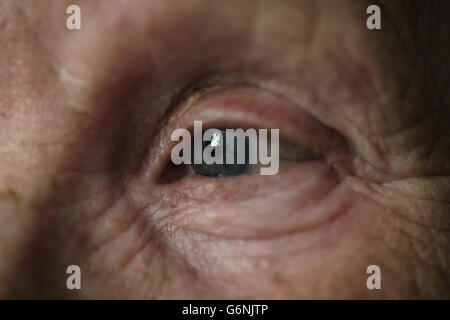 alte Frau blau-graue Augen Nahaufnahme Foto Stockfoto