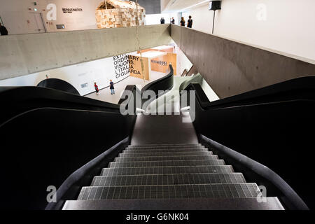 Innere des MAXXI nationalen Zentrum für zeitgenössische Kunst entworfen von Zaha Hadid in Rom, Italien Stockfoto