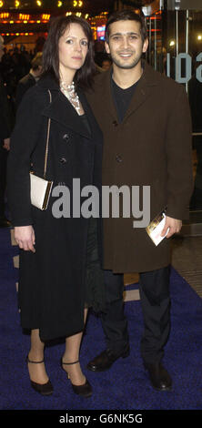 Jimi Mistry und seine Frau Meg kommen zur UK-Premiere von Herr der Ringe: Die Rückkehr des Königs in Zentral-London. Der dritte Film in der Herr der Ringe-Trilogie - Regie: Peter Jackson - erscheint am 17. Dezember 2003. Stockfoto