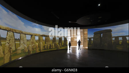 Junge Besucher des Weltkulturerbes Stonehenge in der Nähe von Salisbury in Wiltshire erleben im neuen Besucherzentrum eine virtuelle Tour durch die Steine. Stockfoto