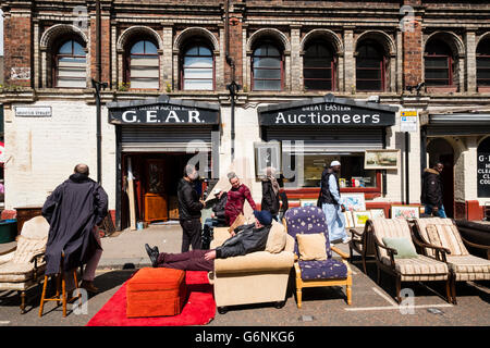 Außenseite des Second-Hand-Möbel-Shop auf Barras Markt in Gallowgate Glasgow, Vereinigtes Königreich Stockfoto