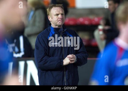 Rangers-Manager Alex McLeish sieht weniger als zufrieden von seiner Seite Leistung während ihrer Bank of Scotland Premier League Spiel gegen Dunfermline im East End Park, Dunfermline. Endergebnis Dunfermline 2 Rangers 1. Stockfoto