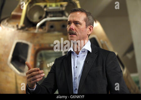 Astronaut Chris Hadfield nimmt an einem Fotoanruf vor der Apollo 10 Kapsel im Londoner Science Museum Teil. Stockfoto