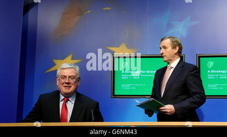 Tanaiste Eamon Gilmore (links) und Taoiseach Enda Kenny TD bei einem Pressegespräch in Regierungsgebäuden in Dublin, um Details der mittelfristigen Wirtschaftsstrategie bekannt zu geben. Stockfoto