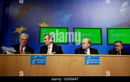 Taoiseach Enda Kenny TD (zweiter links) mit (von links) Tanaiste Eamon Gilmore, Finanzminister Michael Noonan und Minister für öffentliche Ausgaben Brendan Howlin bei einer Pressekonferenz in Regierungsgebäuden, Dublin, um Details der mittelfristigen Wirtschaftsstrategie bekannt zu geben. Stockfoto