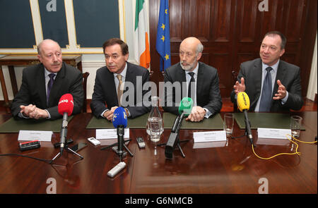 (Von links nach rechts) Garda-kommissar Martin Callinan, Justizminister Alan Shatter, Nordirland-Justizminister David Ford und PSNI-Chef Constable Matt Baggot halten eine Pressekonferenz im Justizministerium in Dublin nach dem Treffen, um den Smithwick-Bericht zu prüfen und die aktuelle Sicherheitslage für die grenzüberschreitende polizeiliche Zusammenarbeit zu überprüfen. Stockfoto