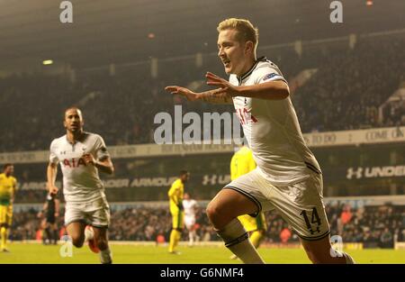 Fußball - UEFA Europa League - Gruppe K - Tottenham Hotspur / Anzhi Makhachkala - White Hart Lane. Lewis Holtby von Tottenham Hotspur feiert das dritte Tor seiner Spieleseite Stockfoto