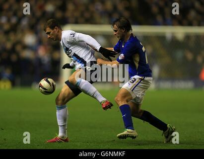 Fußball - Capital One Cup - Viertelfinale - Leicester City / Manchester City - King Power Stadium. Edin Dzeko von Manchester City (links) und Ignasi Miquel von Leicester City kämpfen um den Ball Stockfoto