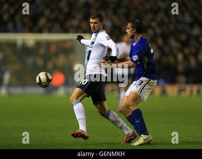 Fußball - Capital One Cup - Viertelfinale - Leicester City / Manchester City - King Power Stadium. Edin Dzeko von Manchester City (links) und Ignasi Miquel von Leicester City kämpfen um den Ball Stockfoto