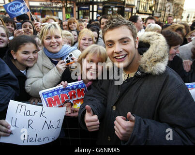 Pop Idol Finalist Mark Rhodes mit Massen von Fans in Queens Square, Wolverhampton, während einer Woche der Kampagne vor dem großen Finale des ITV-Wettbewerbs. Dem späteren Gewinner wird ein Aufnahmevertrag angeboten, wobei der Song All This Time als erste Single veröffentlicht wird. Stockfoto