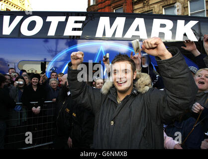 Pop Idol Finalist Mark Rhodes mit Massen von Fans in Queens Square, Wolverhampton, während einer Woche der Kampagne vor dem großen Finale des ITV-Wettbewerbs. Dem späteren Gewinner wird ein Aufnahmevertrag angeboten, wobei der Song All This Time als erste Single veröffentlicht wird. Stockfoto