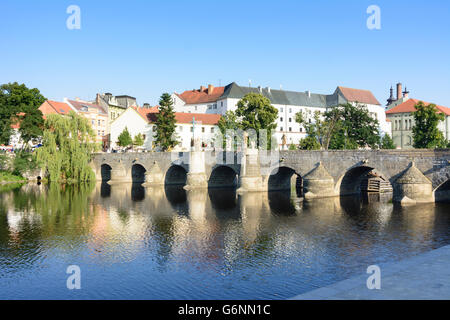 Steinbrücke über den Fluss Otava und Altstadt, Pisek, Tschechien, Jihocesky, Südböhmen, Südböhmen, Stockfoto