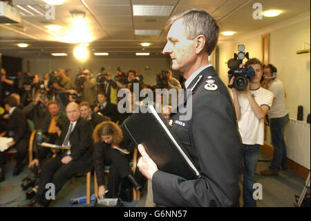 David Westwood, der leitende Konsallist der Polizei von Humberside, spricht während einer Pressekonferenz mit den Medien. Wo er sagte, es wäre „äußerst hilfreich“ gewesen, wenn seine Streitkräfte in der Lage gewesen wären, die beiden Namen, die von Ian Huntley verwendet wurden, zu verknüpfen - der heute im Old Bailey für schuldig befunden wurde, weil Jessica Chapman und Holly Wells ermordet wurden. Maxine Carr wurde zu dreieinhalb Jahren verurteilt, weil sie sich mit Huntley verschworen hatte, um den Kurs der Justiz zu pervertieren. Sie wird die Hälfte dieser Strafe verbüßen, da die Zeit in Haft berücksichtigt wird. Stockfoto