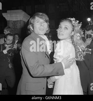 Die Schauspielerin Sharon Tate, 25, Star des Films Valley of the Dolls, und ihr Bräutigam, der Regisseur Roman Polanski, nach ihrer Hochzeit im Chelsea Register Office in London. Sharon trug ein Minikleid aus viktorianischem Taft. Stockfoto