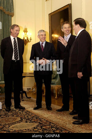 Tony Blair teilt einen Witz mit dem NATO-Generalsekretär Lord Roberston (ganz rechts), Außenminister Jack Straw und Verteidigungsminister Geoff Hoon in der Downing Street. Der Premierminister veranstaltete einen Empfang für Herrn Robertson, der seit 1999 als NATO-Posten tätig ist. Stockfoto