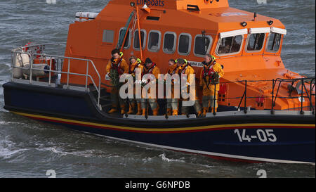 Crewmitglieder der RNLI Rettungsstation Dun Laoghaire halten Kränze während einer Zeremonie in Dun Laoghaire ab, um gefallene Kollegen zu ehren, die am Heiligabend 1895 auf See ihr Leben verloren haben. Stockfoto