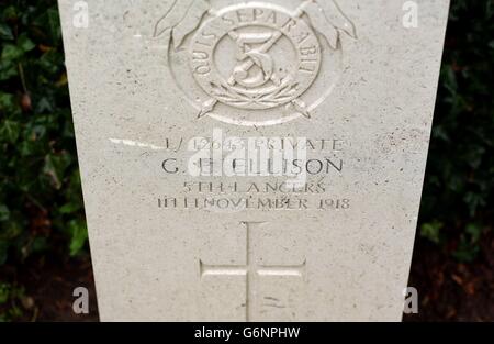 Der Grabstein des britischen Soldaten George Ellison, der einer der letzten war, der während des Konflikts 1914/18 starb, auf dem Militärfriedhof St. Symphorien in Mons, Frankreich. Die ersten und letzten Opfer der Westfront werden im kommenden Jahr in einem besonderen Gottesdienst gefeiert, 100 Jahre seit Beginn des Ersten Weltkriegs. Stockfoto