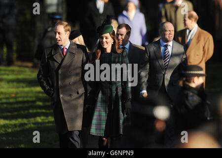 Der Herzog und die Herzogin von Cambridge kommen mit anderen Mitgliedern der königlichen Familie zum traditionellen Weihnachtsgottesdienst in der St. Mary Magdalene Church auf dem königlichen Anwesen in Sandringham, Norfolk. Stockfoto