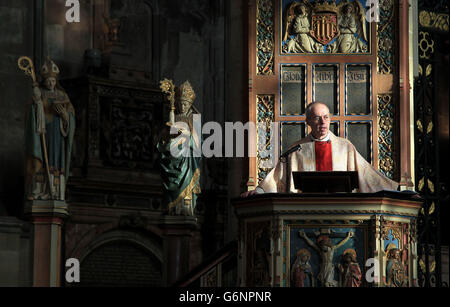 Der Erzbischof von Canterbury, der Hochwürdigste Justin Welby, hält während des Weihnachtsdienstes in der Kathedrale von Canterbury in Kent seine Weihnachtspredigt. Stockfoto